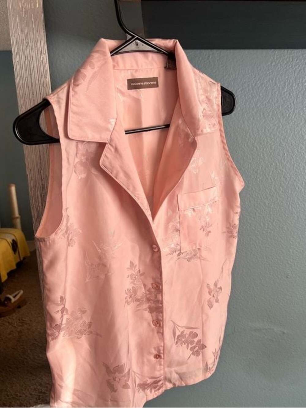 Valerie Stevens Soft Pink Floral Jacquard Sleeveless Button-Front Top